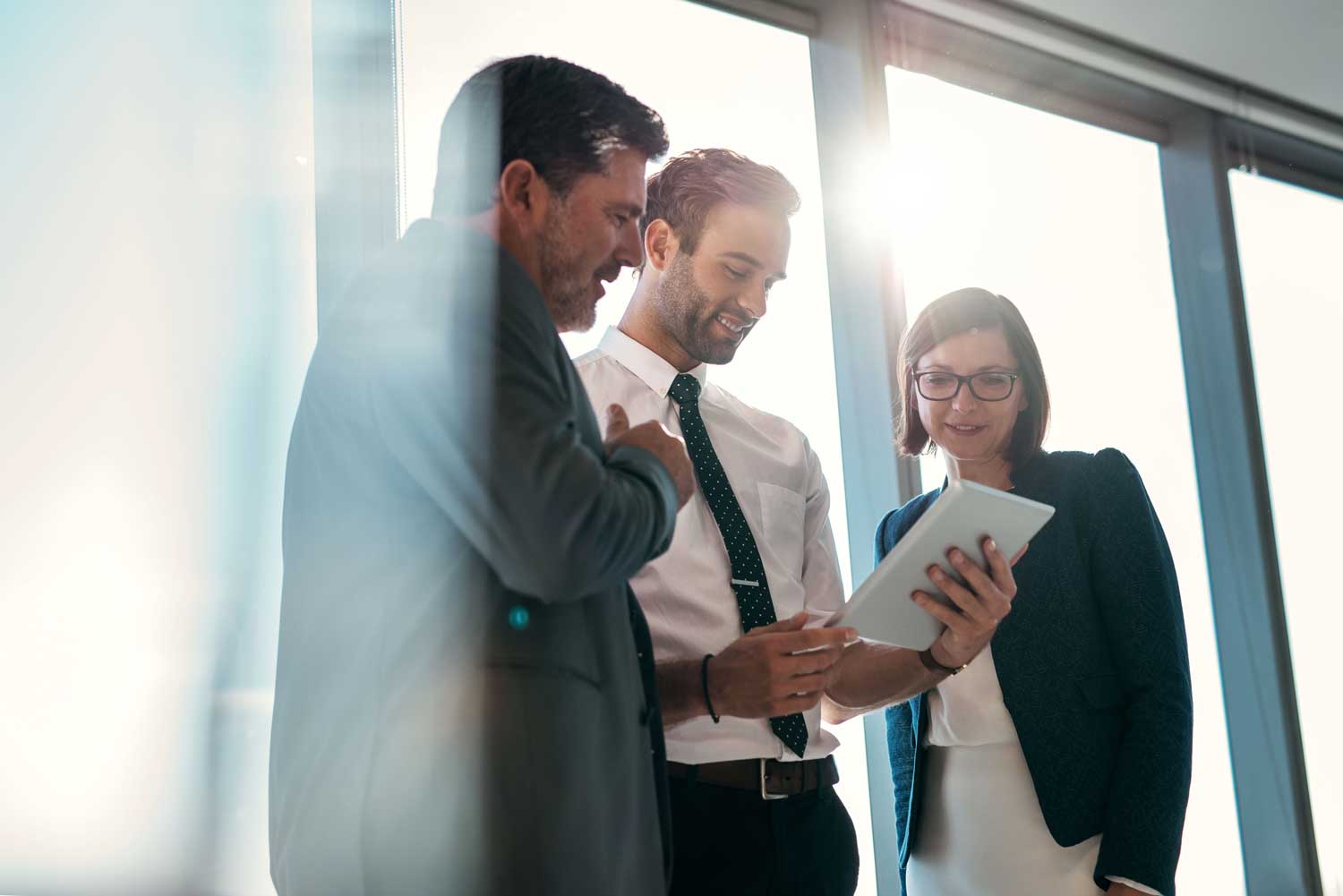 Consultants Cyberphiles analysant la sécurité d'un système d'information